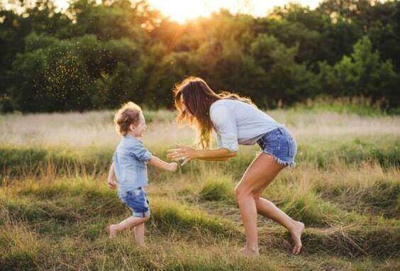 oyun oynayan çocuk ve anne