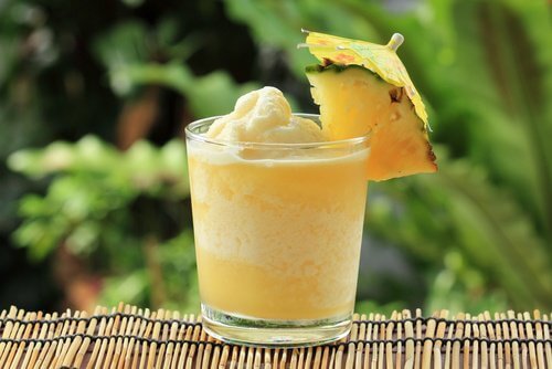 ananas ve Hindistan cevizi sütlü smoothie