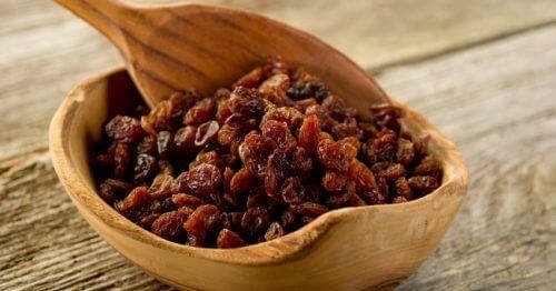 ahşap kase içinde kuru üzümler