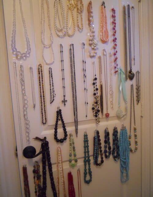 kapının arkasına asılmış takılar