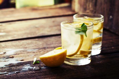 kolay detoks için limonlu su