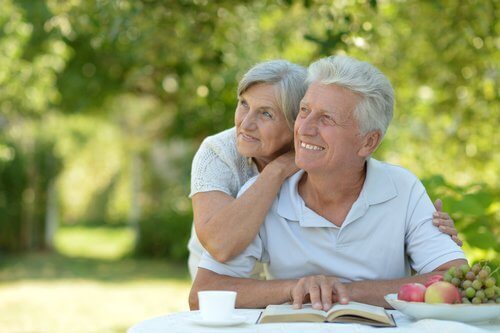 mutlu yaşlı çift