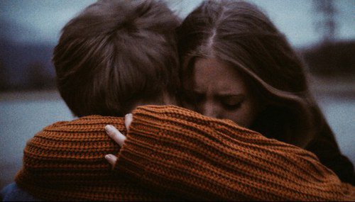 birbirine sarılarak ağlayan çift