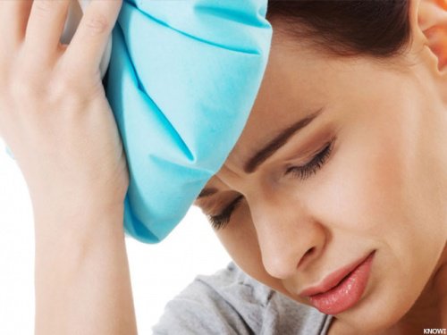 Başı ağrıyan kadın