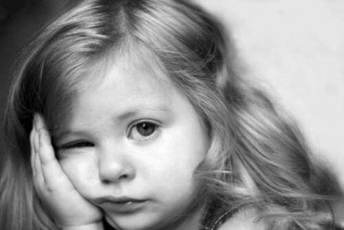 üzgün kız çocuğu