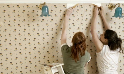 duvar kağıdı yapıştıran çift