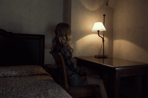 masa lambalı boş masaya bakmak