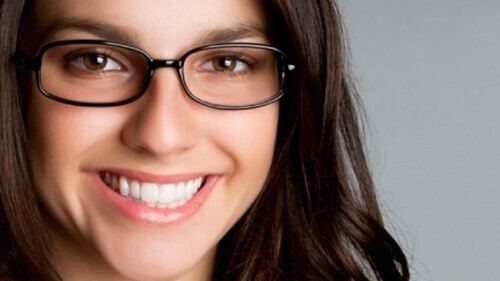 gözlük ve gülümseyen kadın