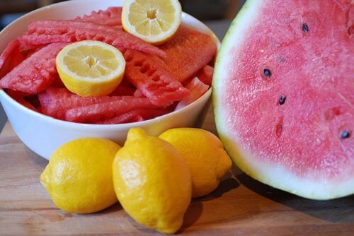 bir kase karpuz içinde limon