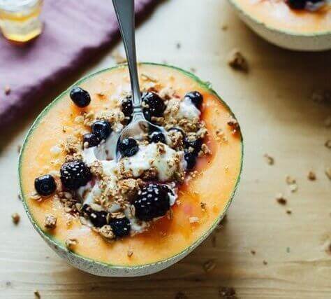 kavunda kaşıkla böğürtlenli dondurma