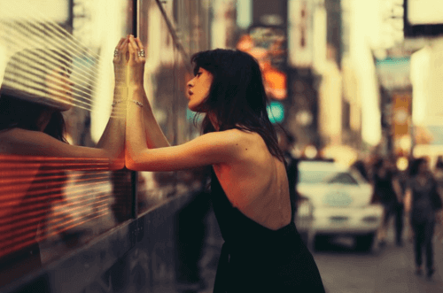 hüzünle camdan içeriyi izlemek