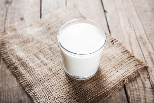 göz altındaki koyu halka ve torbalar için süt