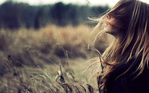 rüzgarda saçları savrulan dertli kadın