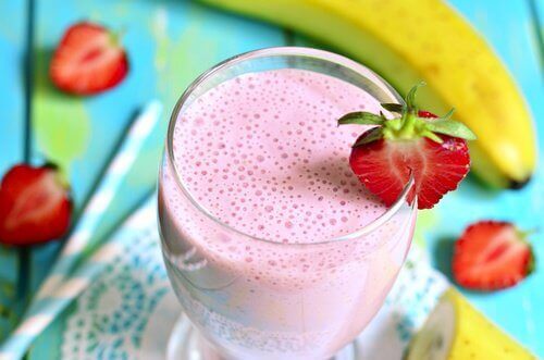 6 Farklı ve Sağlıklı Çilekli Smoothie Tarifi