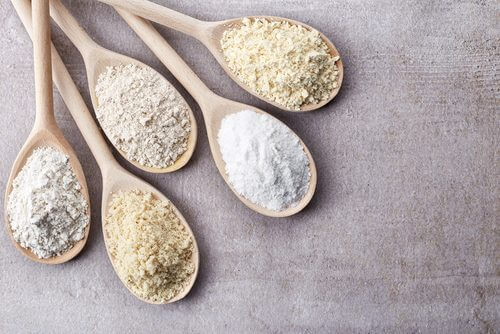 kaşık içinde tahıl ürünleri