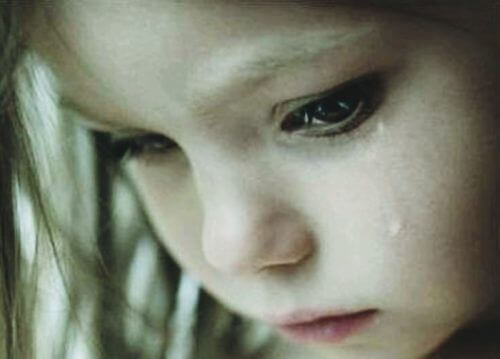 ağlayan kız çocuğu
