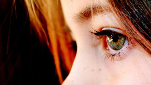 kızıl saçlı üzgün kız çocuğu