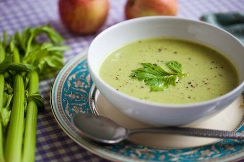 diyet için hazırlanmış yeşil çorba