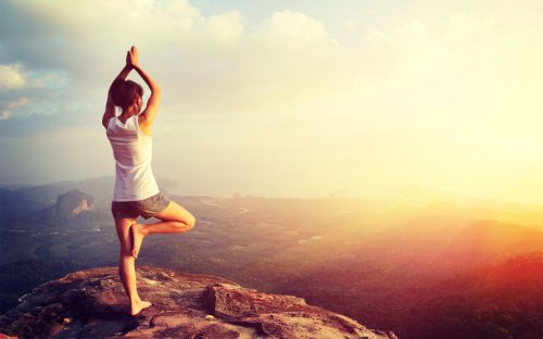 yoga ve ağaç pozu