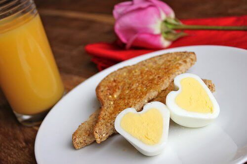 kahvaltı için yumurta ve kızarmış ekmek