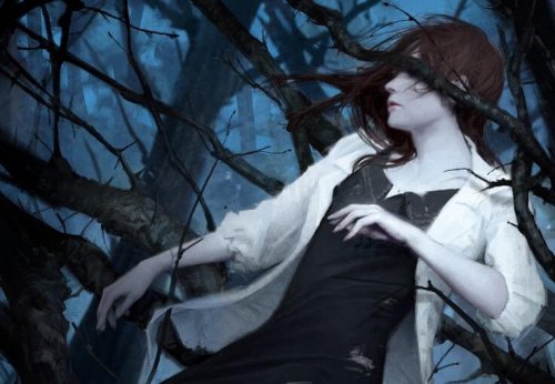 ağaçların üzerinde duran bir kadın