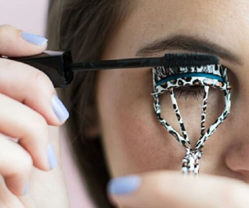 kirpik kıvırıcı kullanmak