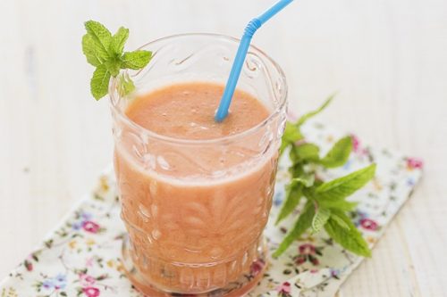 bardakta pipetli ananas smoothie