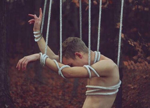 iplerle asılı adam