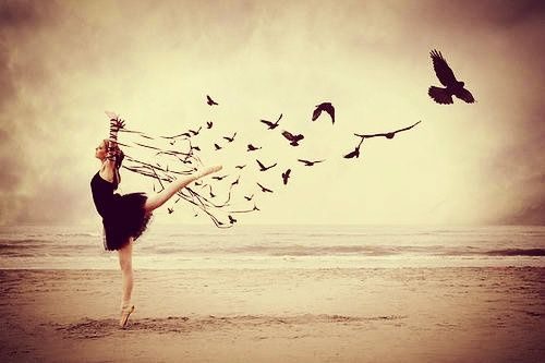 sahilde dans eden kız ve kuşlar