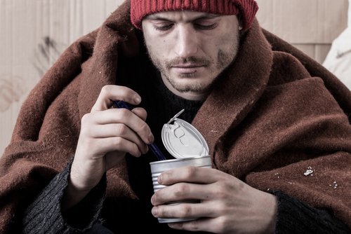 mutsuz bir şekilde yemek yiyen adam