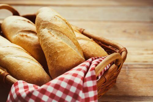 ekmek sepetinde duran ekmekler