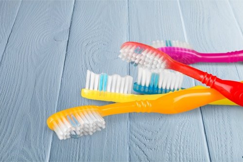 Eski renkli diş fırçaları