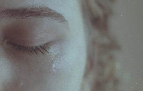 Ağlayan bir kadının gözyaşı