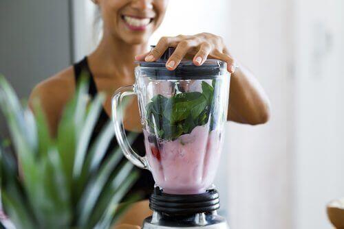Smoothie yapan kadın