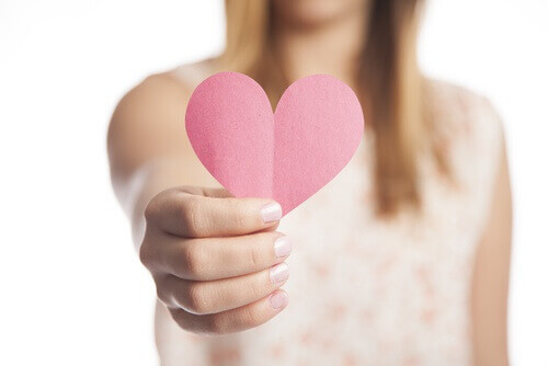 elinde kalp tutan kadın