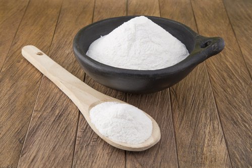 bir kase karbonat ve tahta kaşık