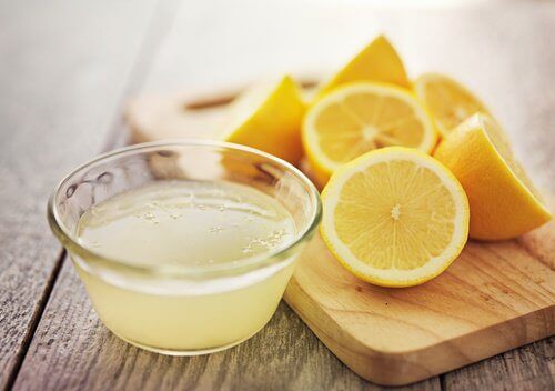 Limon suyu ve kesilmiş limonlar