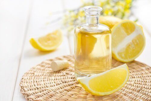 Şişede bulunan limon yağı