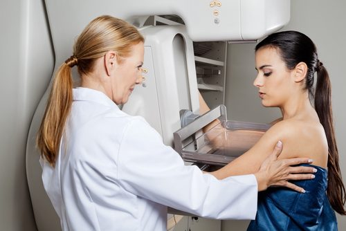 mamografi yaptıran kadın