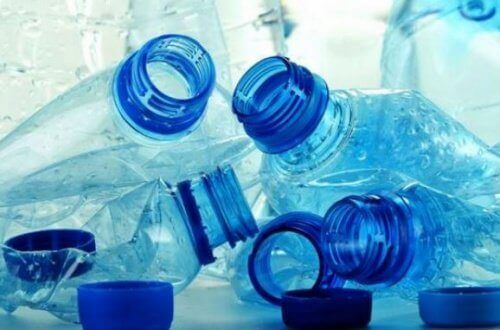büzülmüş plastik şişeler