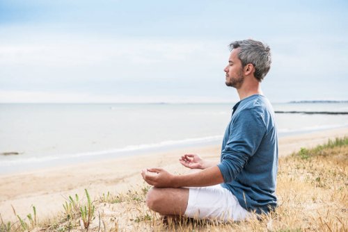 deniz kenarında meditasyon yapan adam