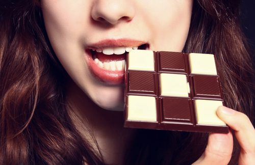 siyah beyaz çikolata yiyen kadın
