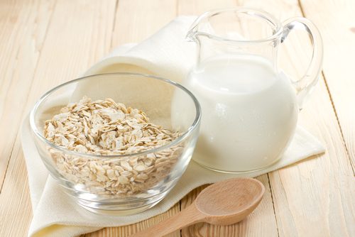 bir kase yulaf ezmesi ve süt