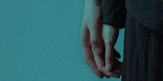 El ele tutuşan çift