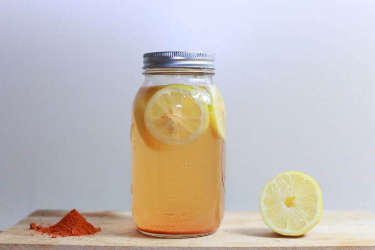 limon ve zerdeçal içeceği