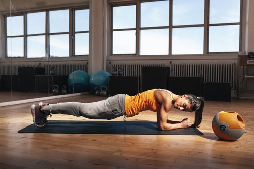 plank yapan kadın