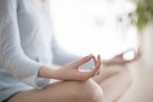 karar verirken yoga yapan kadın