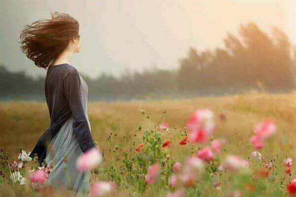 çiçekler içinde kadın