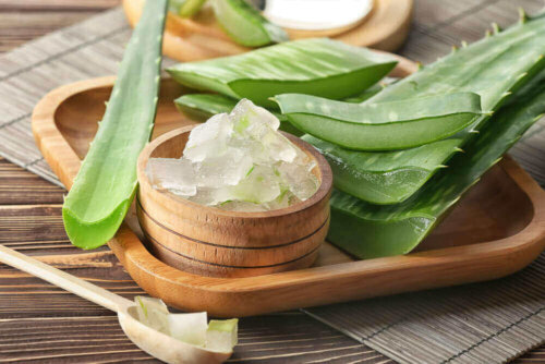 ahşap kasede aloe vera jeli