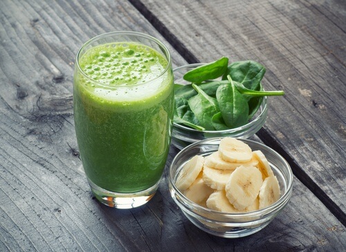 Bardak içinde detoks içeceği